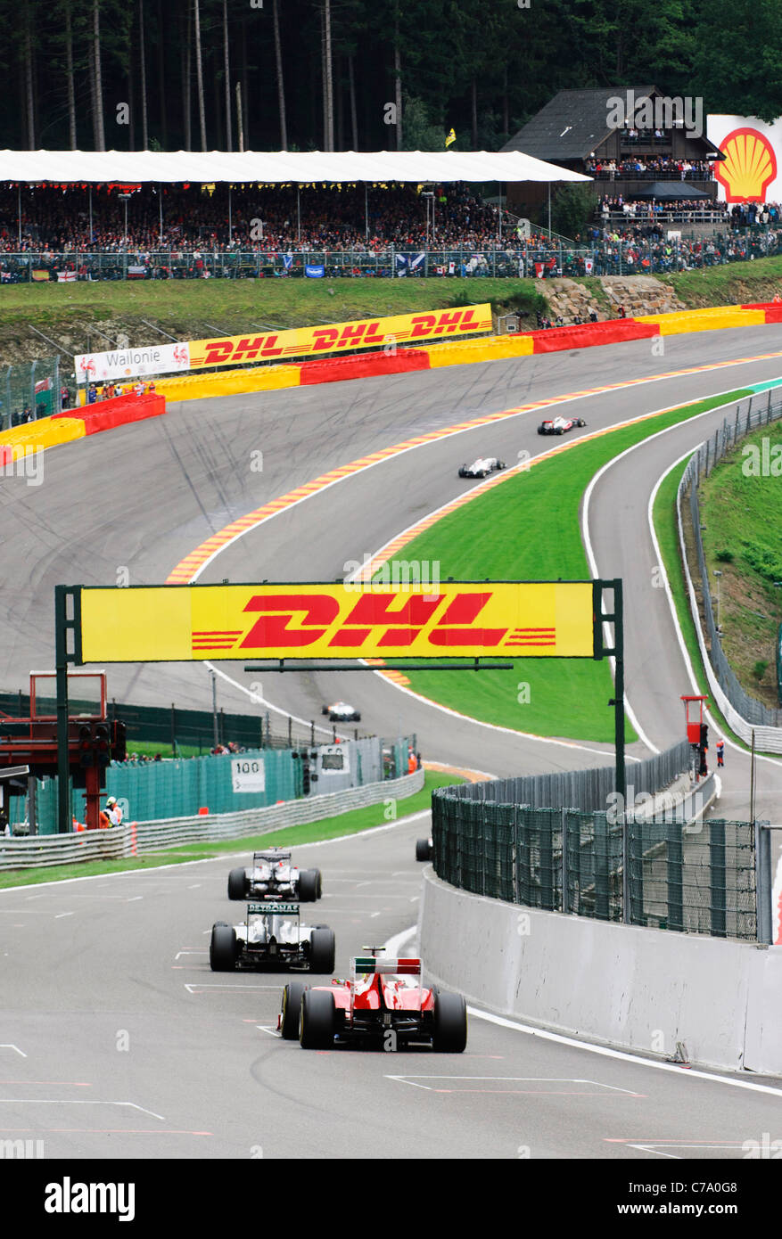 Gara di Formula Uno la velocità della vettura attraverso Eau Rouge curva della pista di Spa durante il Gran Premio del Belgio 2011 Foto Stock