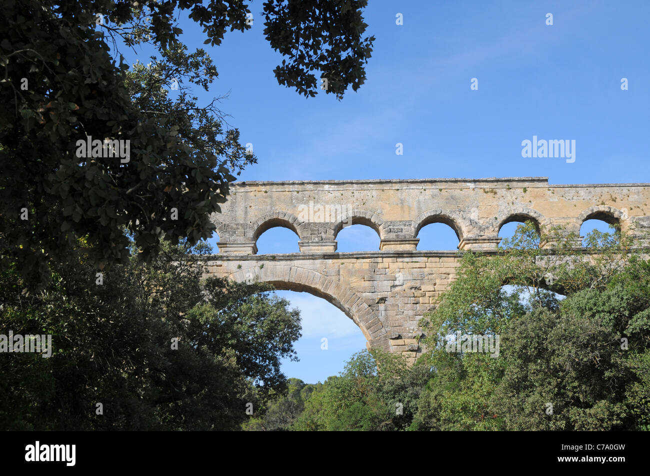 Antico Acquedotto Romano ponte dal I secolo d.c. chiamato Pont du Gard oltre il fiume Gard vicino Remoulins, Gard departement in Francia Foto Stock