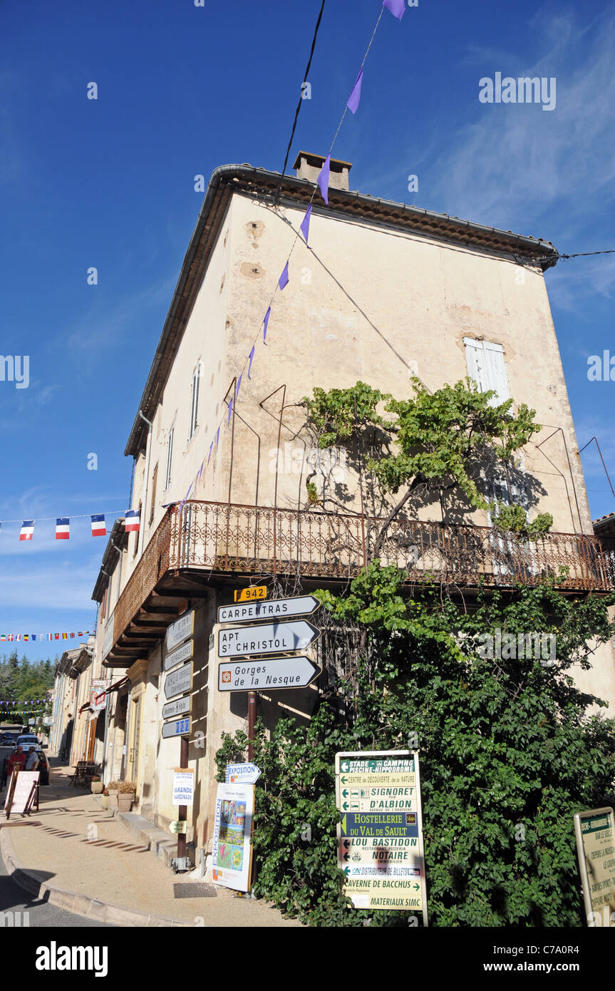 Il vecchio edificio in Sault, dipartimento di Vaucluse nella regione della Provenza, Francia Foto Stock