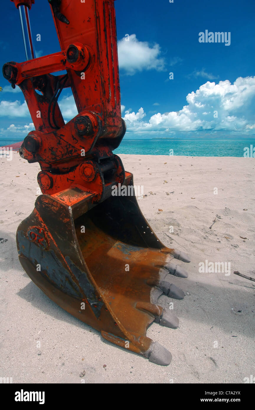 Escavatore utilizzato fino a riva le difese costiere contro erosione come d'innalzamento del livello dei mari, Warraber Island, lo Stretto di Torres, Australia Foto Stock