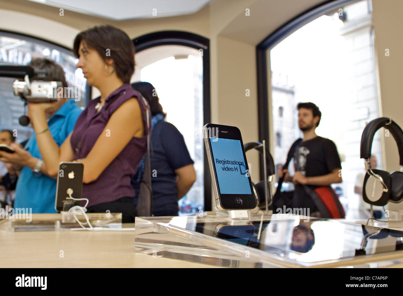 Italia-Bologna di apertura di APPLE STORE (16-09-2011) il quinto italiano di apertura di Apple Store. il primo in Italia si trova nel centro della citta'. Foto Stock