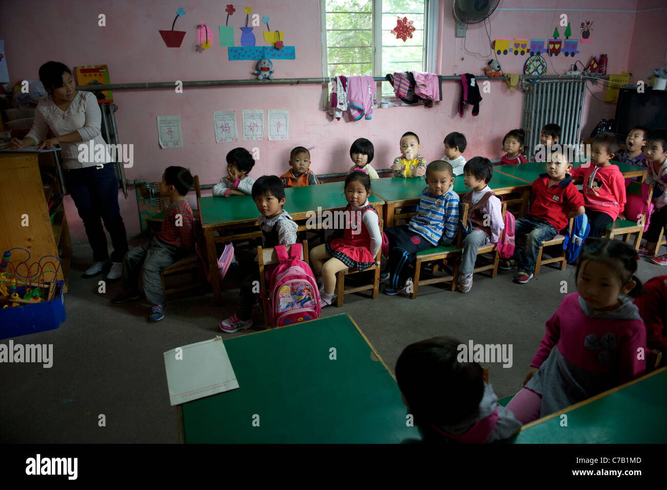 I figli di lavoratori migranti frequentare la classe in un asilo sulla periferia di Pechino, Cina. 16-set-2011 Foto Stock