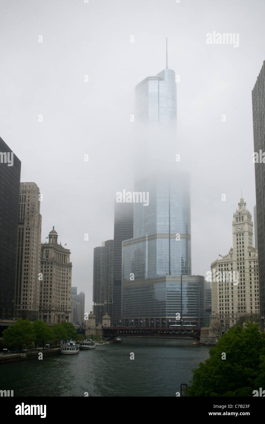 Nuvole attorno al grattacielo accanto al fiume Chicago, Chicago, Illinois, Stati Uniti d'America Foto Stock