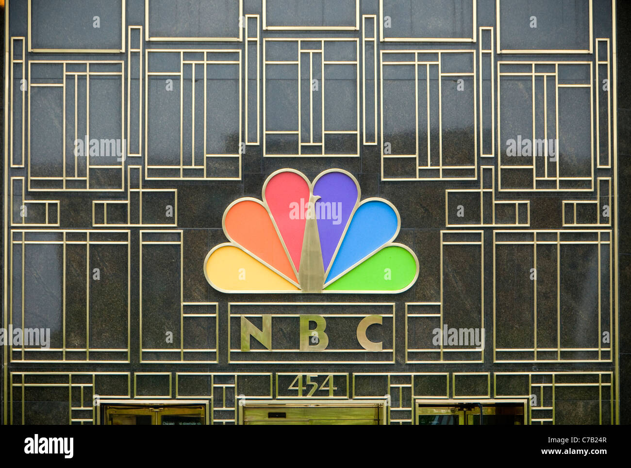 Art Deco segno su porta sulla torre di NBC, Chicago, Illinois, Stati Uniti d'America Foto Stock