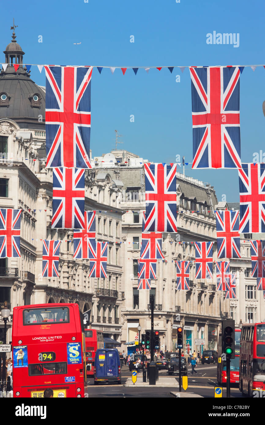 Autobus rossi e Union Jack Flag su Regent Street, Londra, Inghilterra Foto Stock