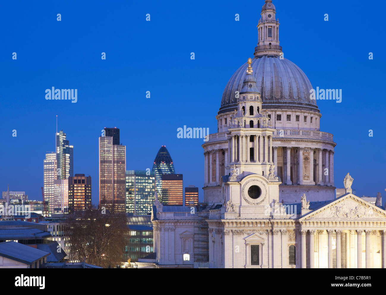La Cattedrale di St Paul e lo skyline di Londra di notte; Londra; Inghilterra Foto Stock