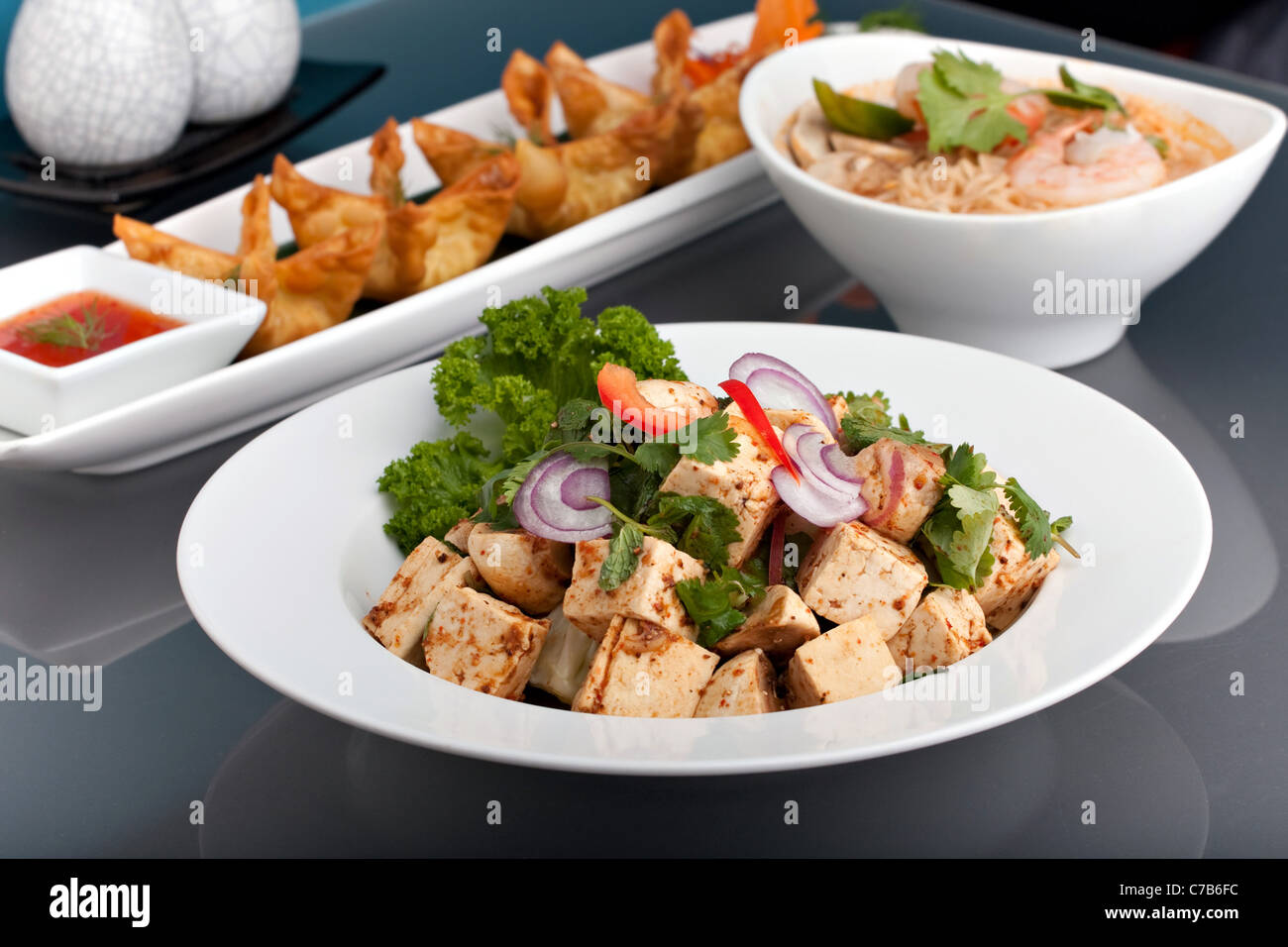 Un vasto assortimento di cibo tailandese e antipasti presentato splendidamente con fantasia guarnire con copia spazio. Foto Stock