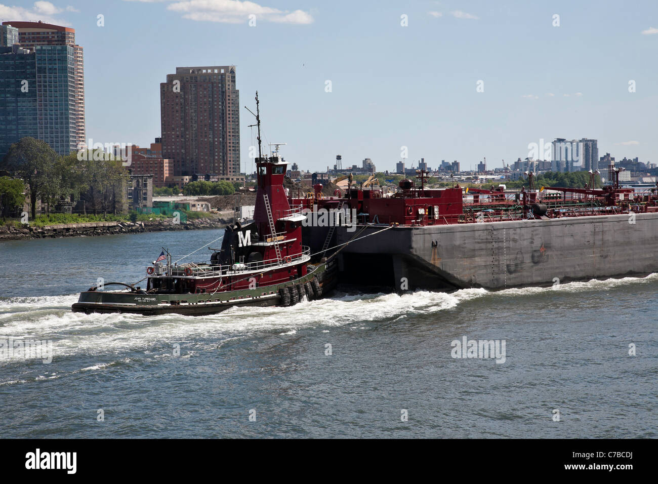 Rimorchiatore spinge Barge, East River, NYC Foto Stock