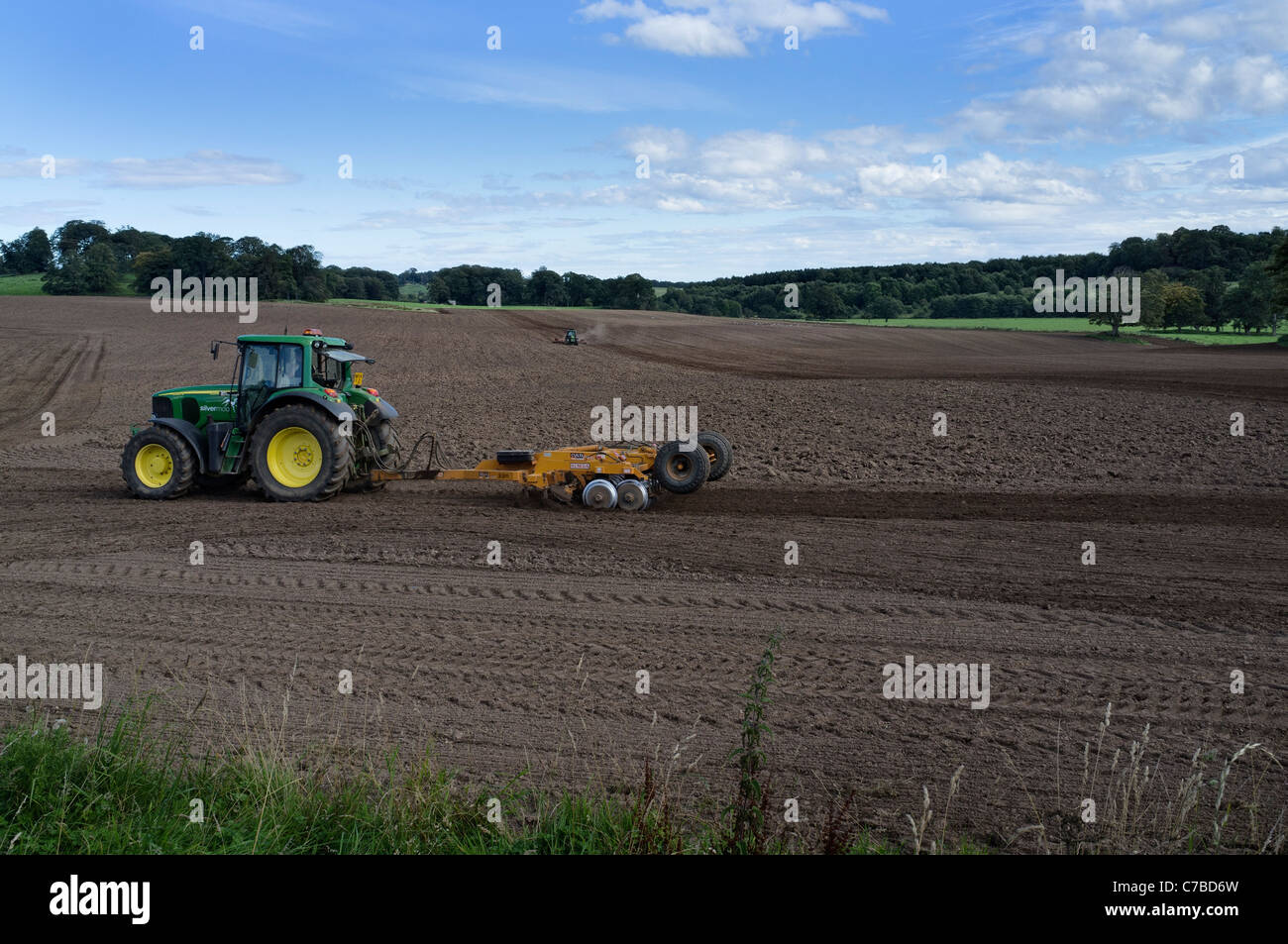 Trattore a coltivare il terreno. Foto Stock