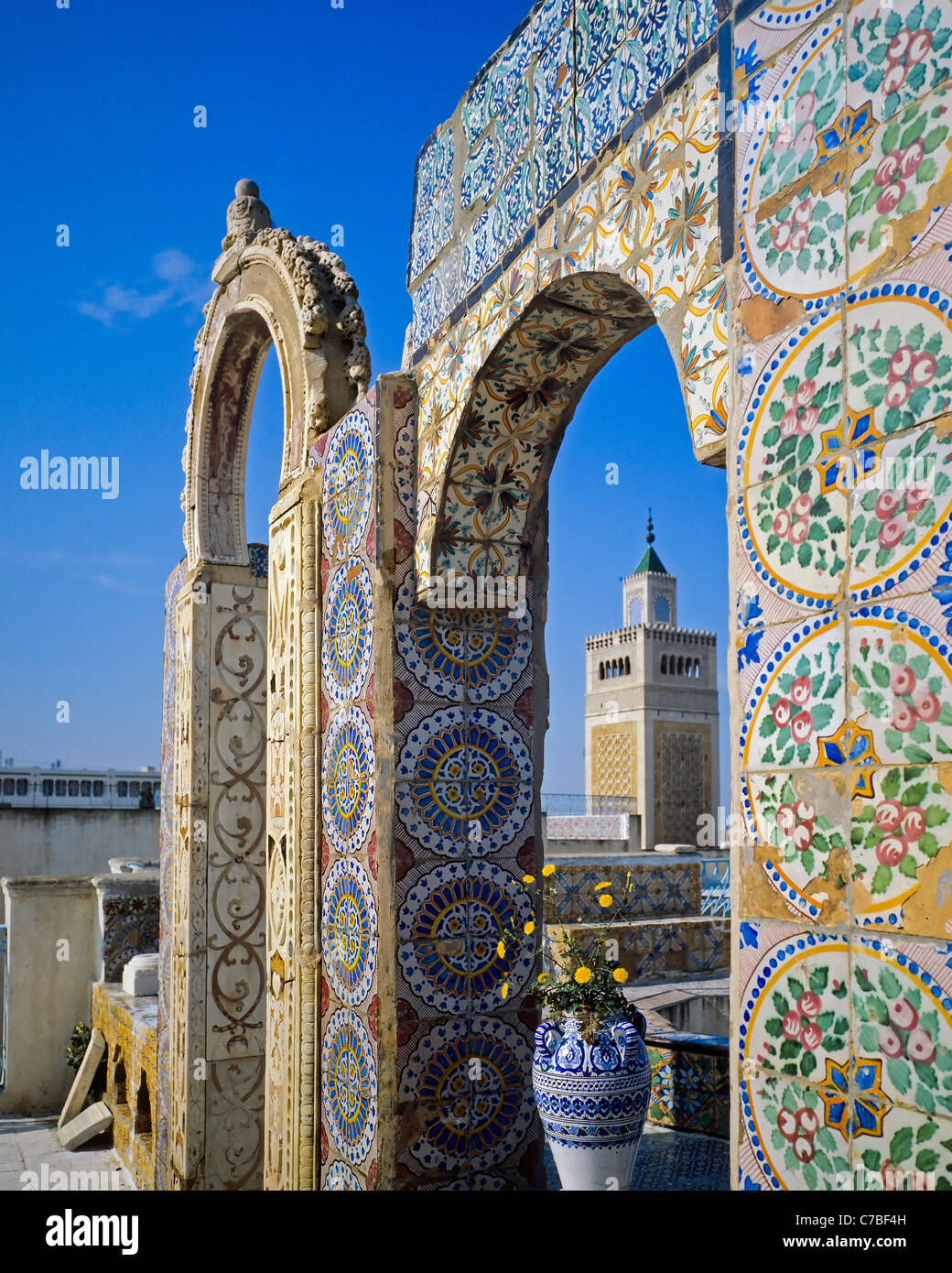 A Tunisi, Tunisia, Nord Africa, la vecchia Medina, Palais de l'Orient, Oriental Palace tetto a terrazza decorata con mosaici, Moschea Zitouna minareto, Foto Stock