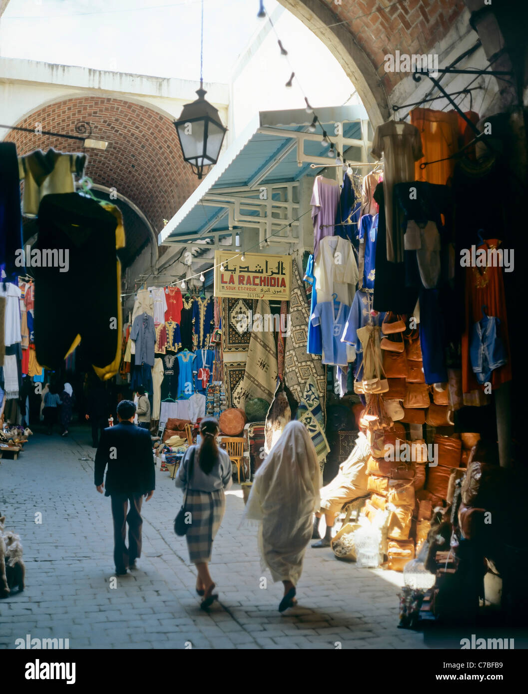 A Tunisi, Tunisia, Africa del Nord, Nord Africa, la vecchia Medina, people shopping nel Souk, Foto Stock