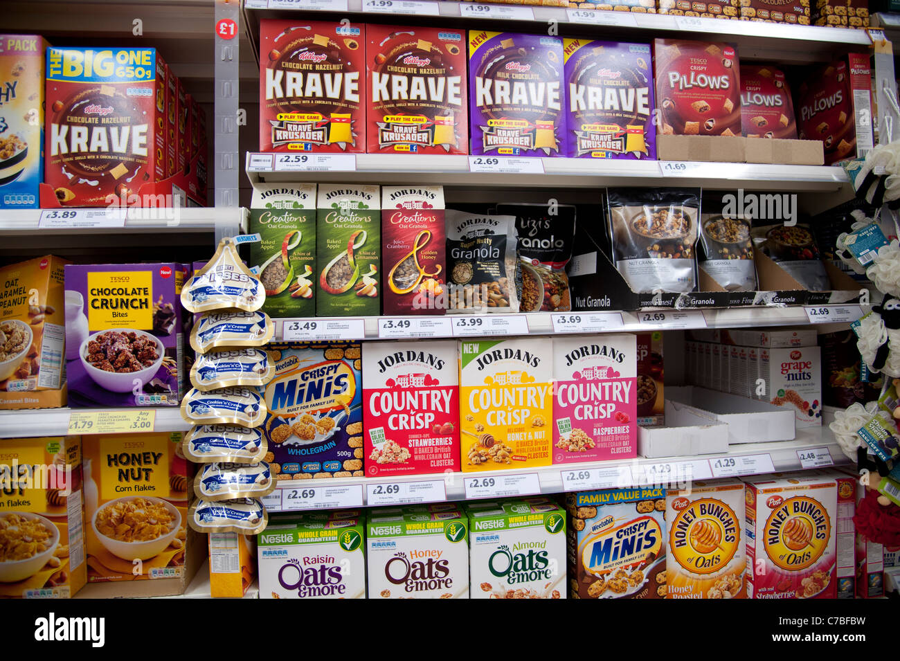 Gli scaffali pieni di vari cereali da prima colazione in un ramo del supermercato Tesco, REGNO UNITO Foto Stock