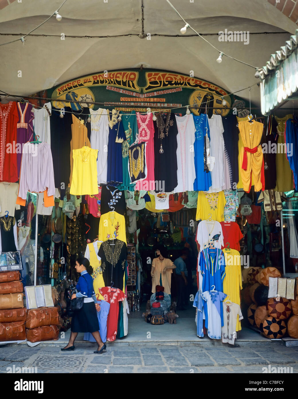 A Tunisi, Tunisia, Nord Africa, la vecchia Medina, donna shopping nei Souk, Foto Stock