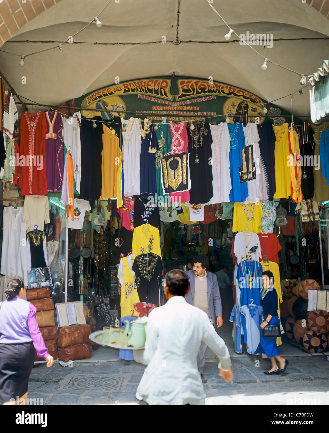 A Tunisi, Tunisia, Nord Africa, la vecchia Medina, people shopping nel Souk, Foto Stock