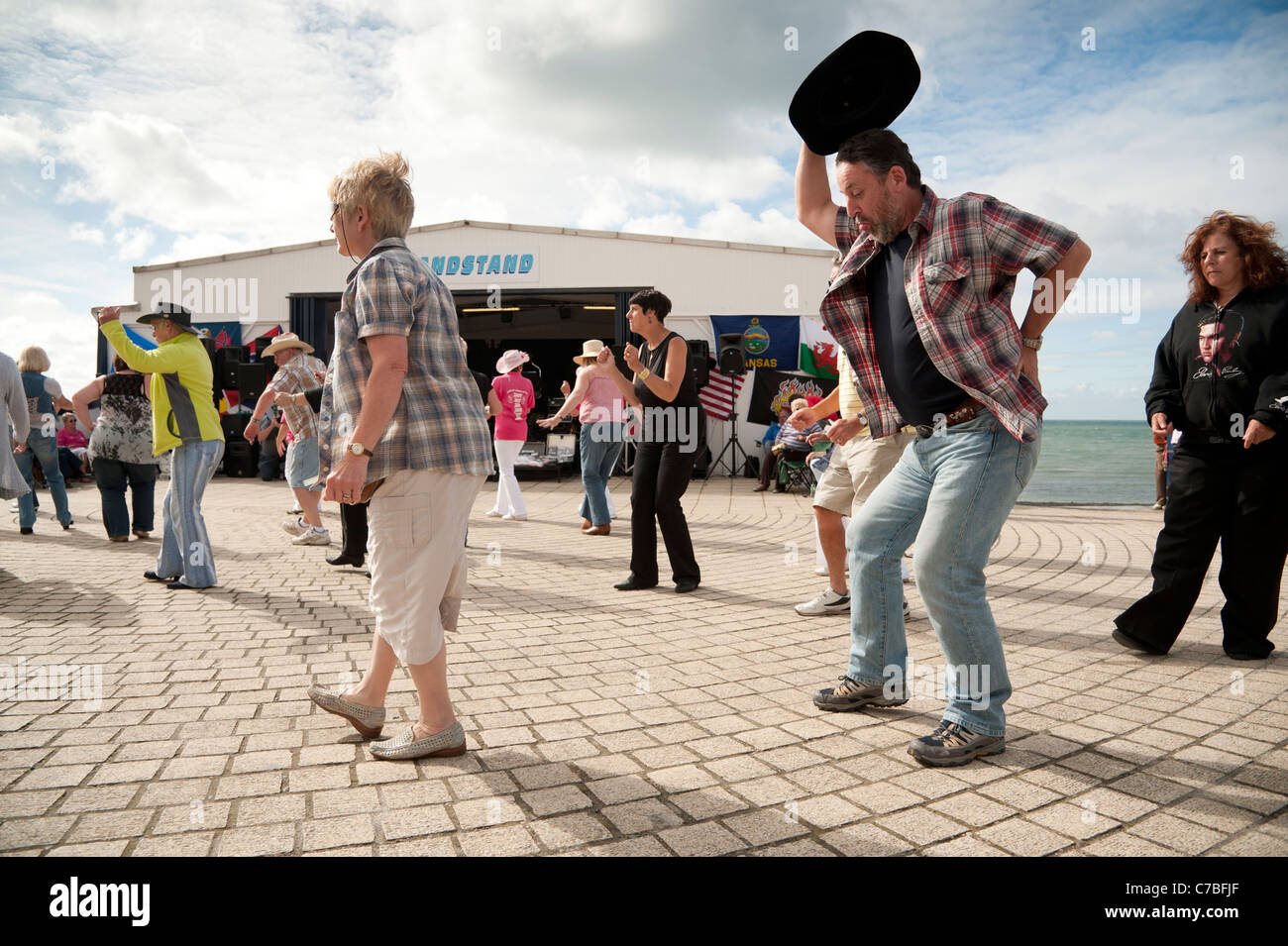 Linea la gente ballare in aiuto della carità a Aberystwyth promenade Wales UK Foto Stock
