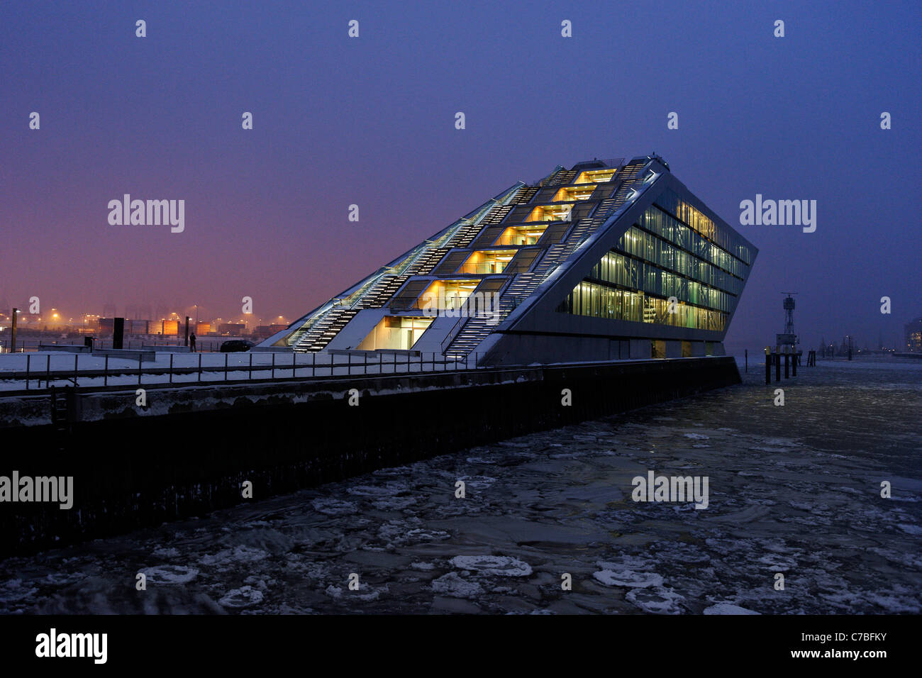 Dockland edificio per uffici con ice floes sul fiume Elba, Neumuehlen distretto, città anseatica di Amburgo, Germania, Europa Foto Stock