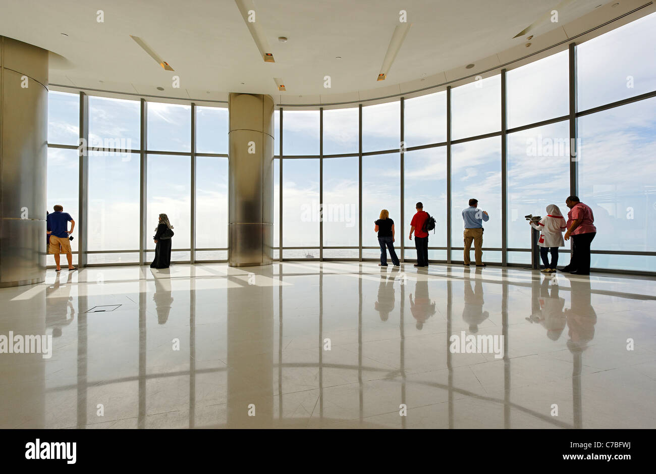 Il più alto ponte di osservazione nel mondo, nella parte superiore, il Burj Khalifa, la torre più alte del mondo, Dubai, Regno emirato Arabo Foto Stock