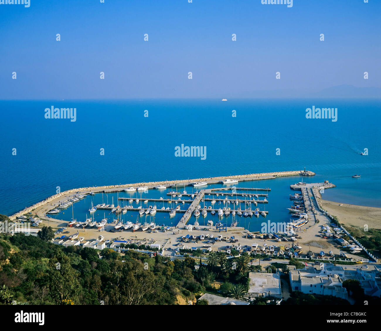 Sidi Bou Said, Tunisia, Nord Africa, vista aerea del porto e marina, golf di Tunisi, mare Mediterraneo, Foto Stock