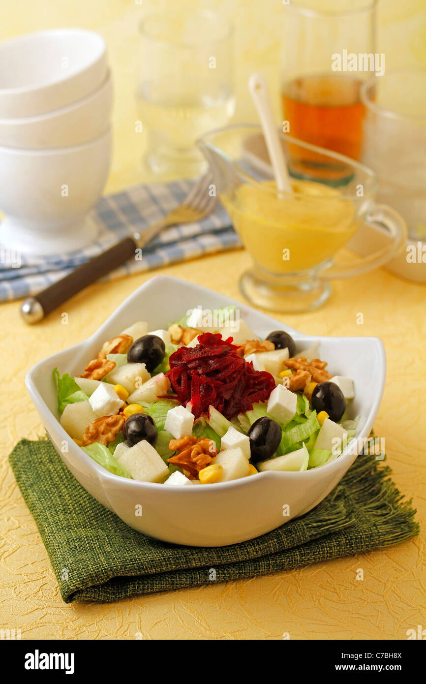 Insalata con pere e noci. Ricetta disponibile. Foto Stock