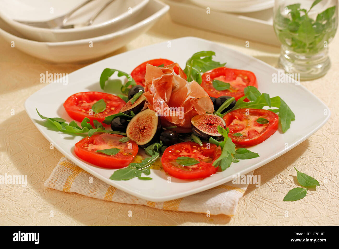 Insalata di pomodoro con prosciutto e figg. Ricetta disponibile. Foto Stock