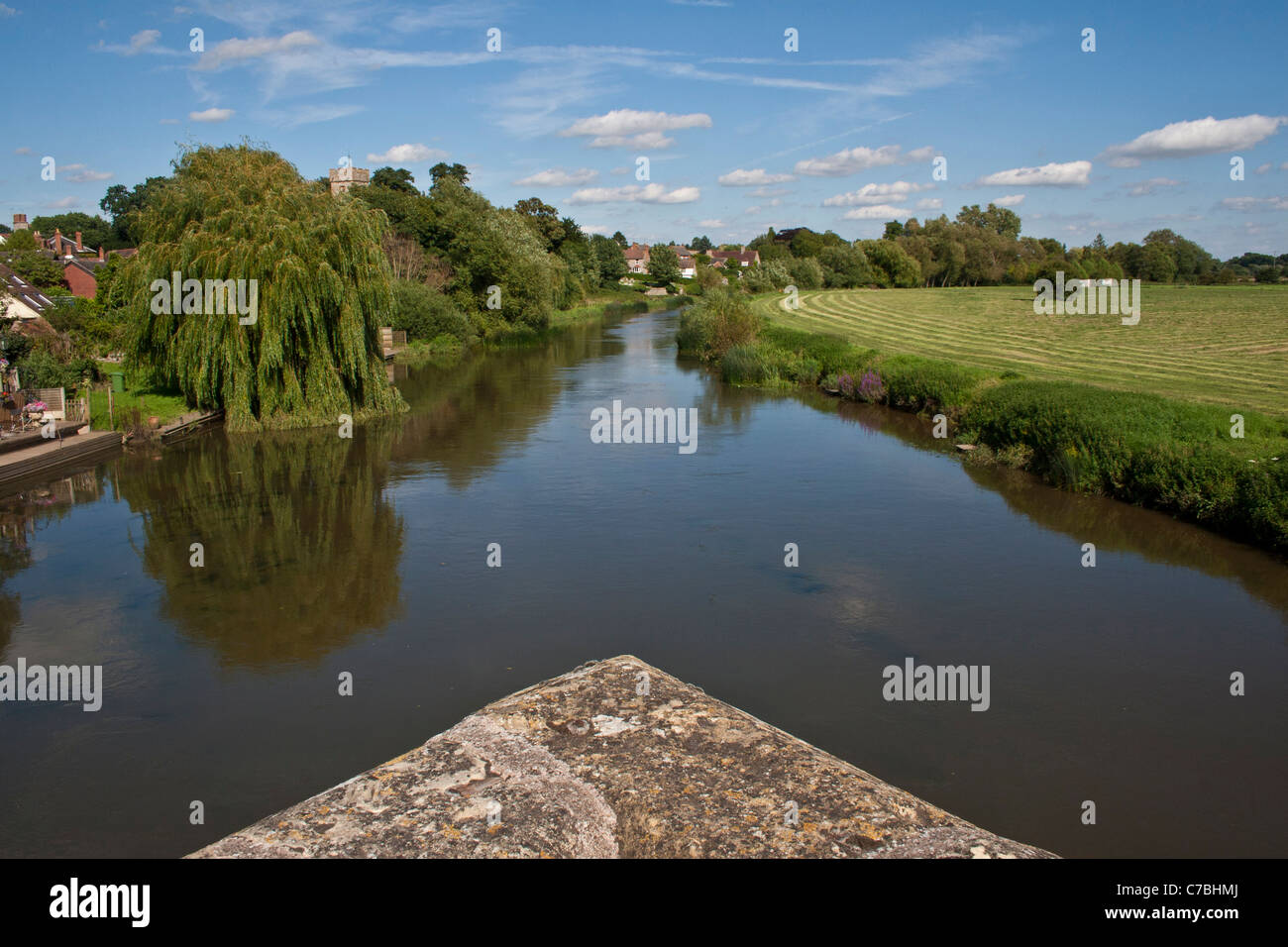 Il fiume Avon dal ponte a Bideford on Avon formato paesaggio.copia dello spazio. Foto Stock