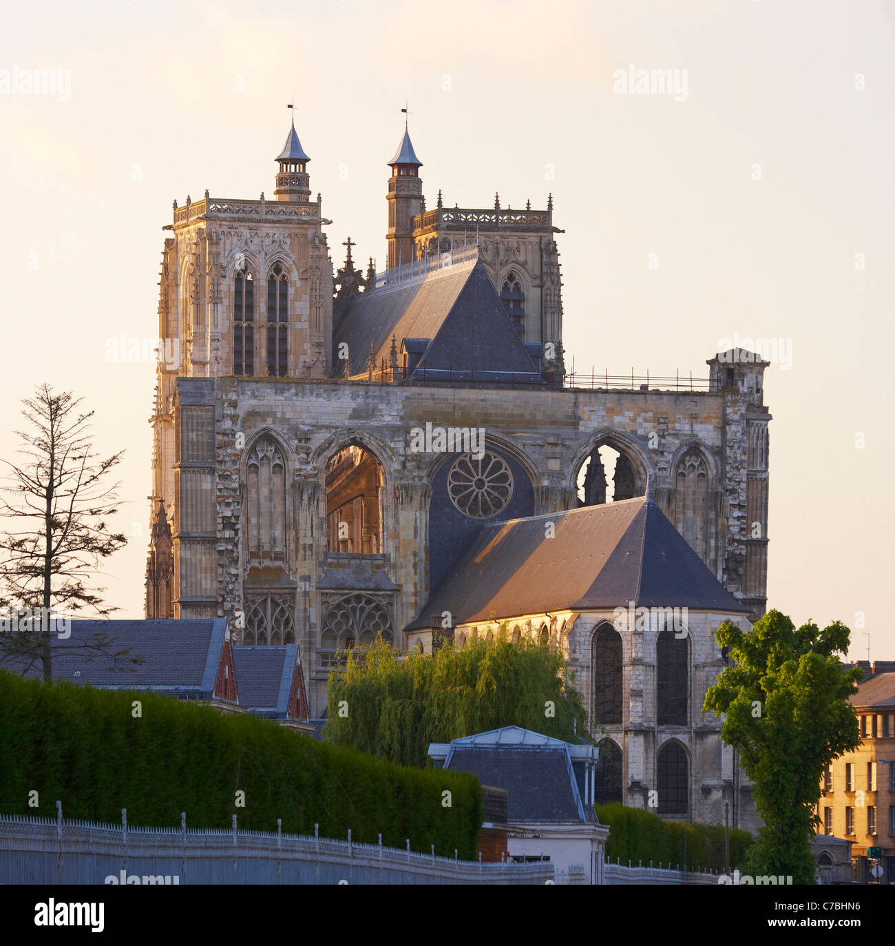Vista sul lato sudorientale della Cattedrale Saint-Vulfran, Abbeville Dept. Somme Picardia, Francia, Europa Foto Stock
