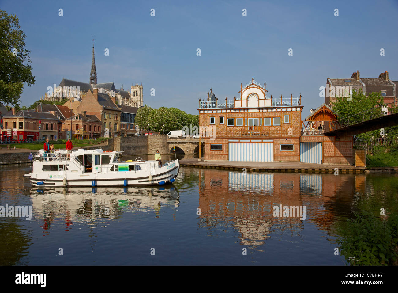 Houseboat a Port d'Amont al mattino la città vecchia cattedrale di Notre Dame Boathouse di Amiens' canottaggio Amiens Dept. Somme Picar Foto Stock