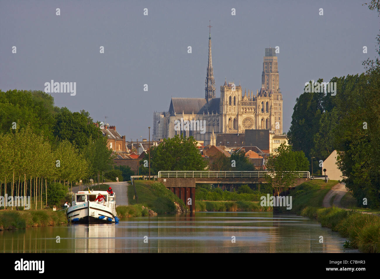 Vista dal Canal de la Somme presso la cattedrale di Notre Dame e la Tour Perret, Amiens, Dept. Somme Picardia, Francia, Europa Foto Stock