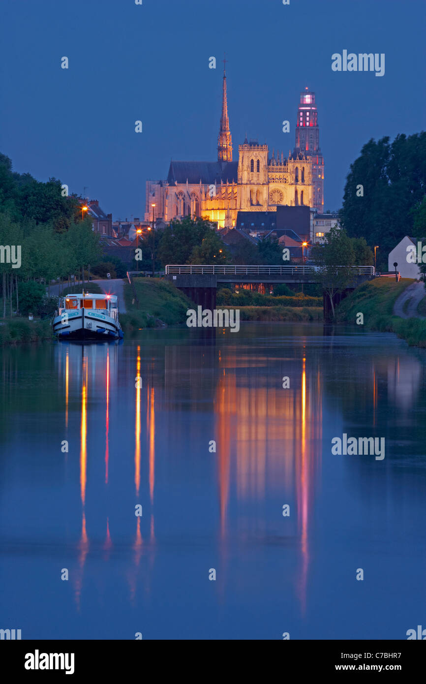 Vista dal Canal de la Somme sulla cattedrale di Notre Dame di sera, Amiens, Dept. Somme Picardia, Francia, Europa Foto Stock