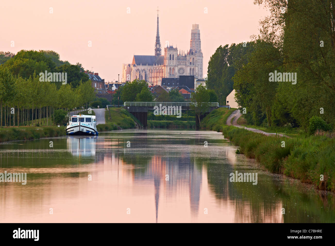Vista dal Canal de la Somme presso la cattedrale di Notre Dame in mattinata, Amiens, Dept. Somme Picardia, Francia, Europa Foto Stock