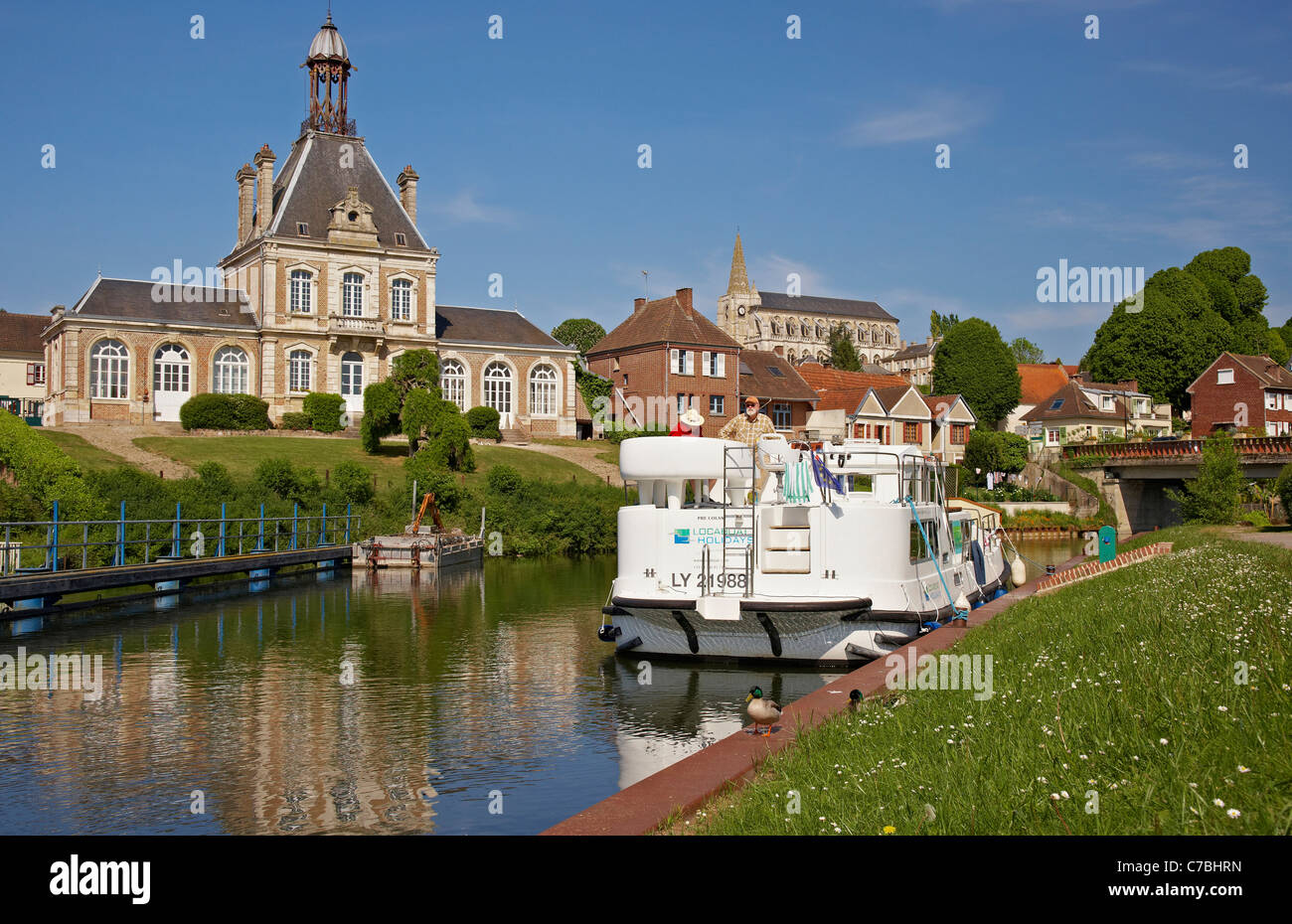 Il villaggio lungo il fiume Somme con il municipio, la chiesa e la casa galleggiante, Dept. Somme Picardia, Francia, Europa Foto Stock