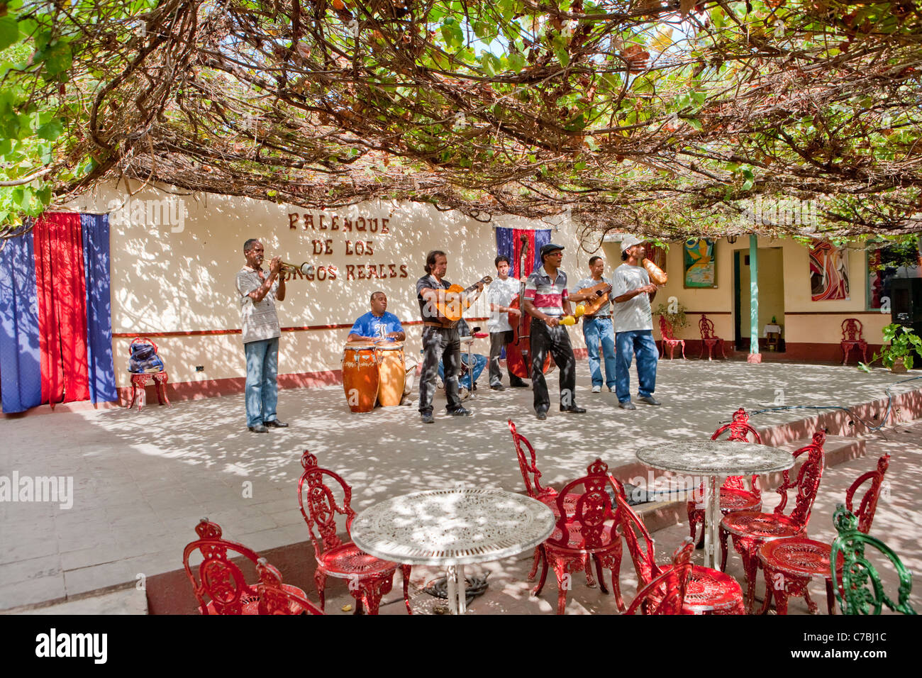 Musica dal vivo a Palenque de los Congos Reales Bar, Trinidad, Sancti Spiritus, Cuba Foto Stock