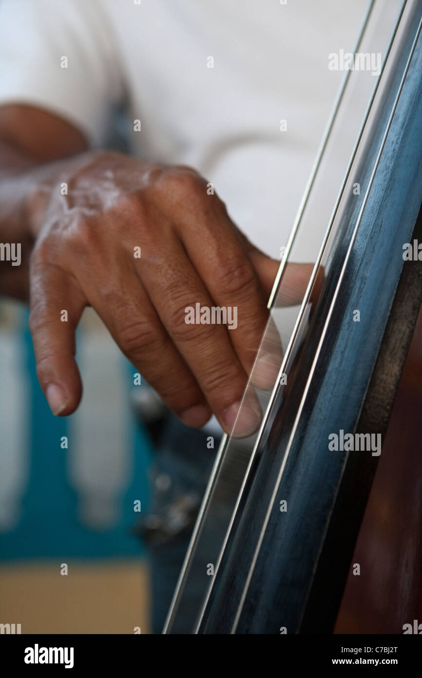 Strimpella a mano su un contrabbasso, Vinales, Pinar del Rio, Cuba, Caraibi Foto Stock
