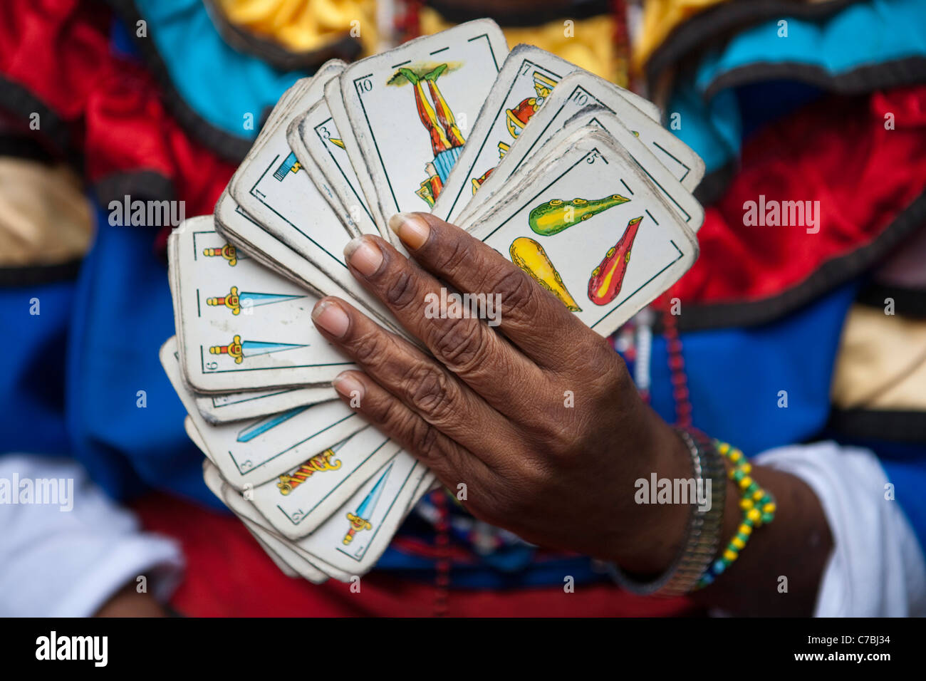 Gli strumenti del mestiere mazzo di carte da fortune-teller durante una domenica pomeriggio rumba al Callejon de Hamel Città dell Avana avana Foto Stock