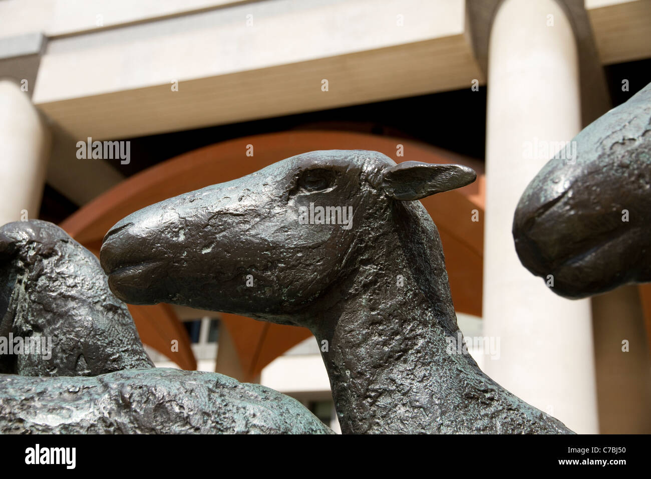Arte pubblica scultura dell'artista britannico Dame Elisabeth Frink in Paternoster Square London Inghilterra England Foto Stock