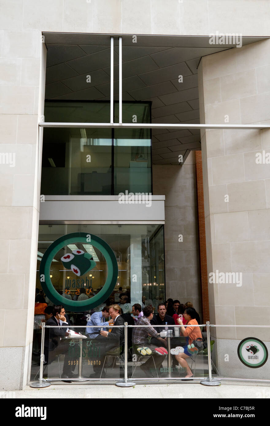 Il ristorante di sushi terrazza all'aperto con pranzo folla i clienti nella città di Londra Inghilterra Foto Stock