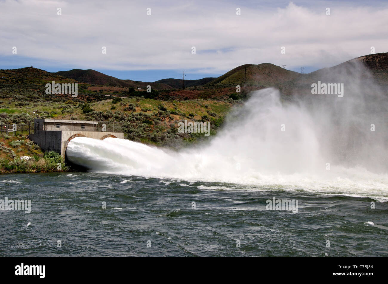 L'acqua in eccesso che viene espulso dal fortunato serbatoio di picco nel fiume Boise Foto Stock