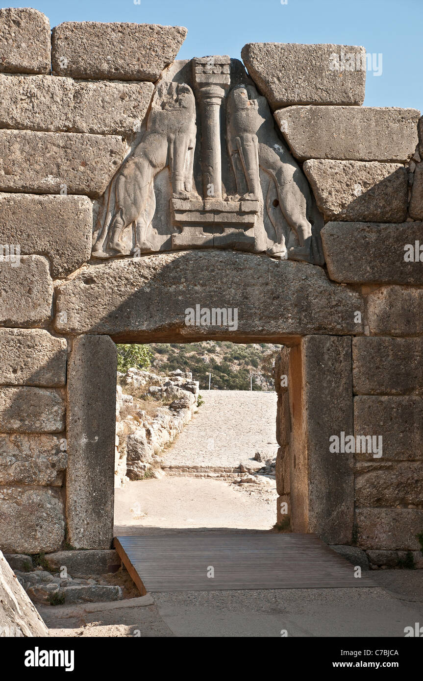 La Porta del Leone e ingresso principale alla cittadella di Micene, Argolid, Peloponneso, Grecia Foto Stock