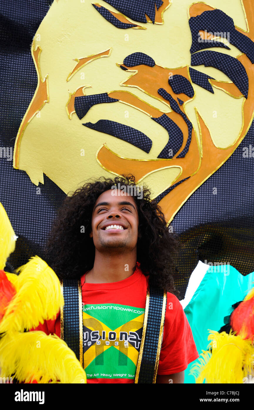 Nottinghill Carnival esecutore con il Bob Marley Costume Foto Stock