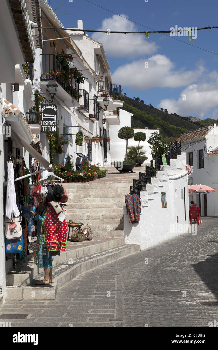 Le strette strade di Mijas. Guardando a nord ovest fino a Calle de Malaga, Mijas, Andalusia. Foto Stock
