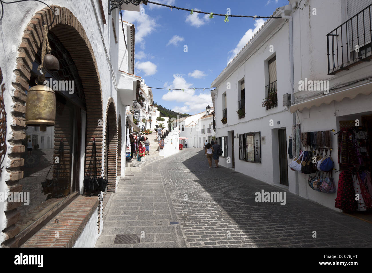 Le strette strade di Mijas. Guardando a nord ovest fino a Calle de Malaga, Mijas, Andalusia. Foto Stock