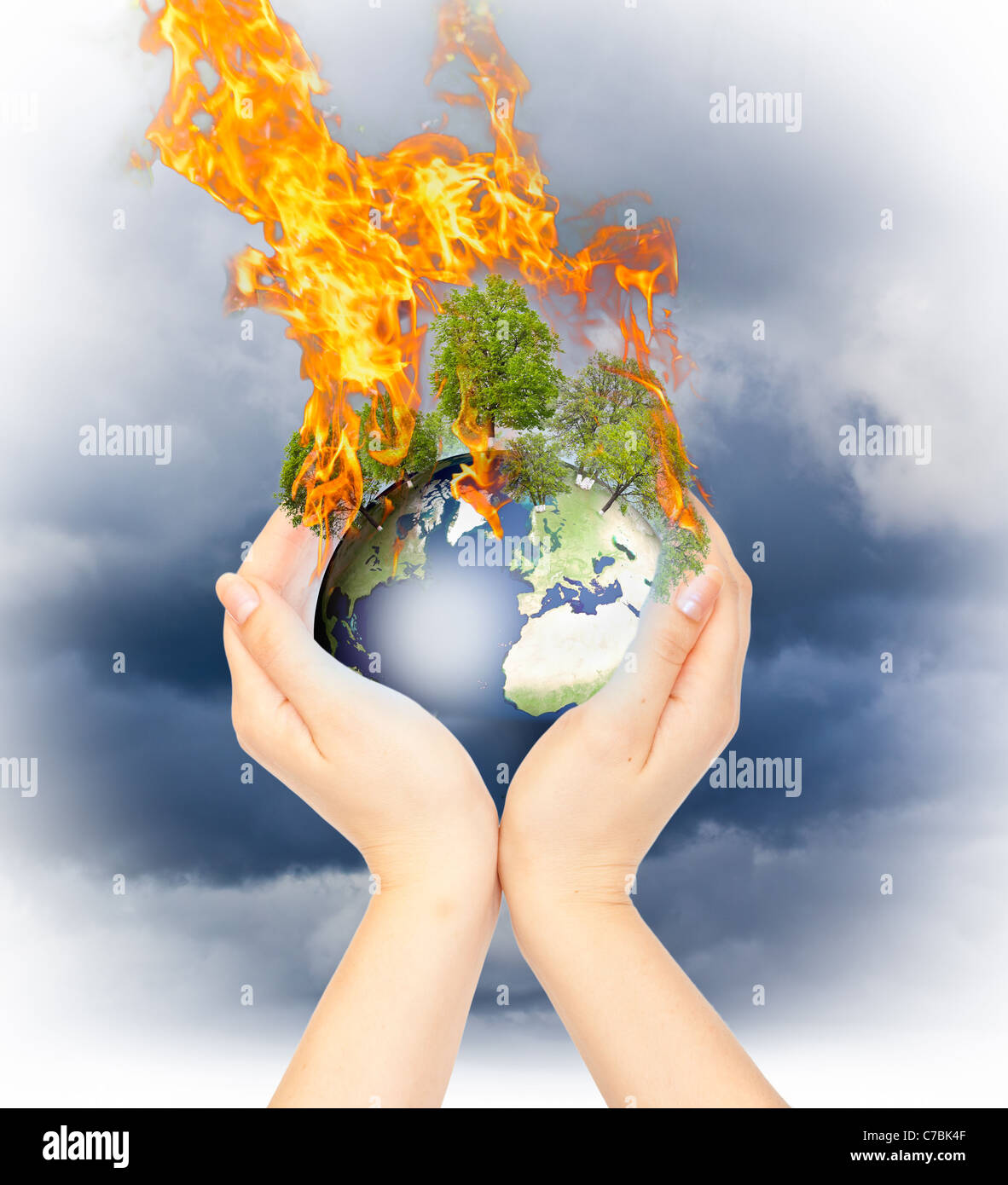Womanish mani terra ardente come un simbolo del riscaldamento globale o un'apocalisse. Foto Stock
