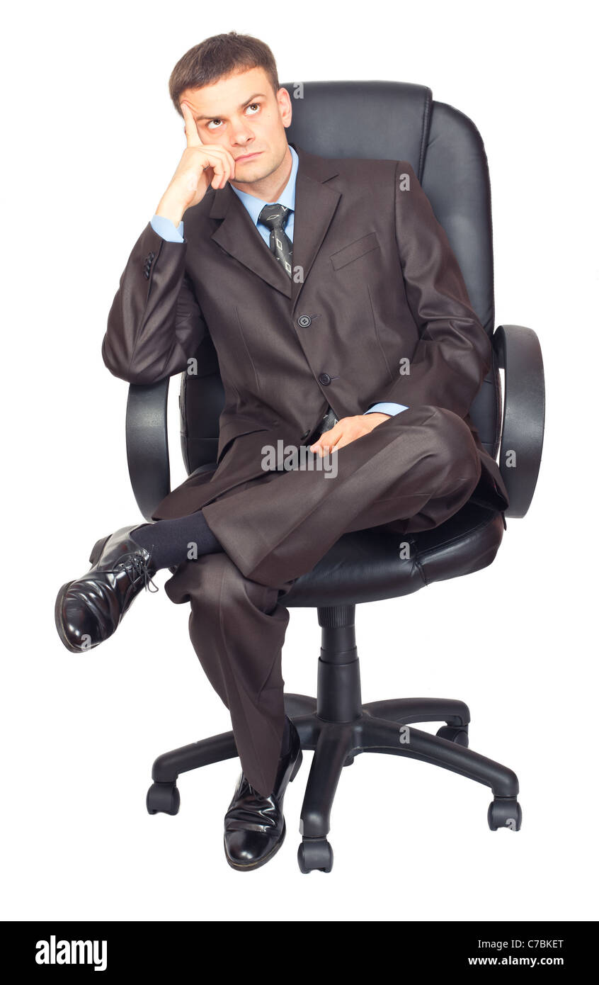 Ritratto di giovani imprenditori seduti su una sedia isolata contro uno sfondo bianco Foto Stock