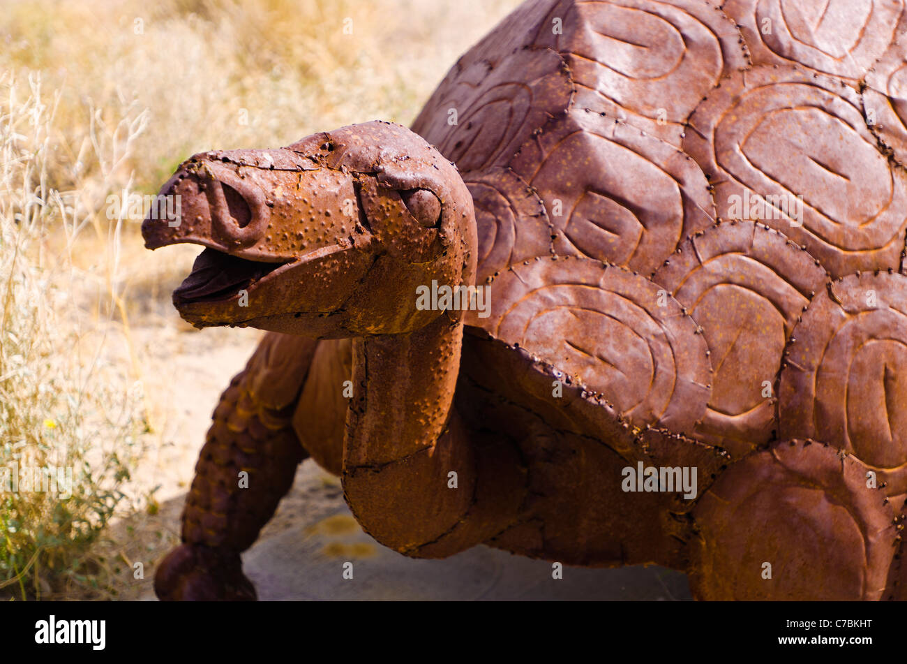 Tartaruga in metallo sculture di Ricardo Breceda a Prati Galleta station wagon, Borrego Springs, California USA Foto Stock