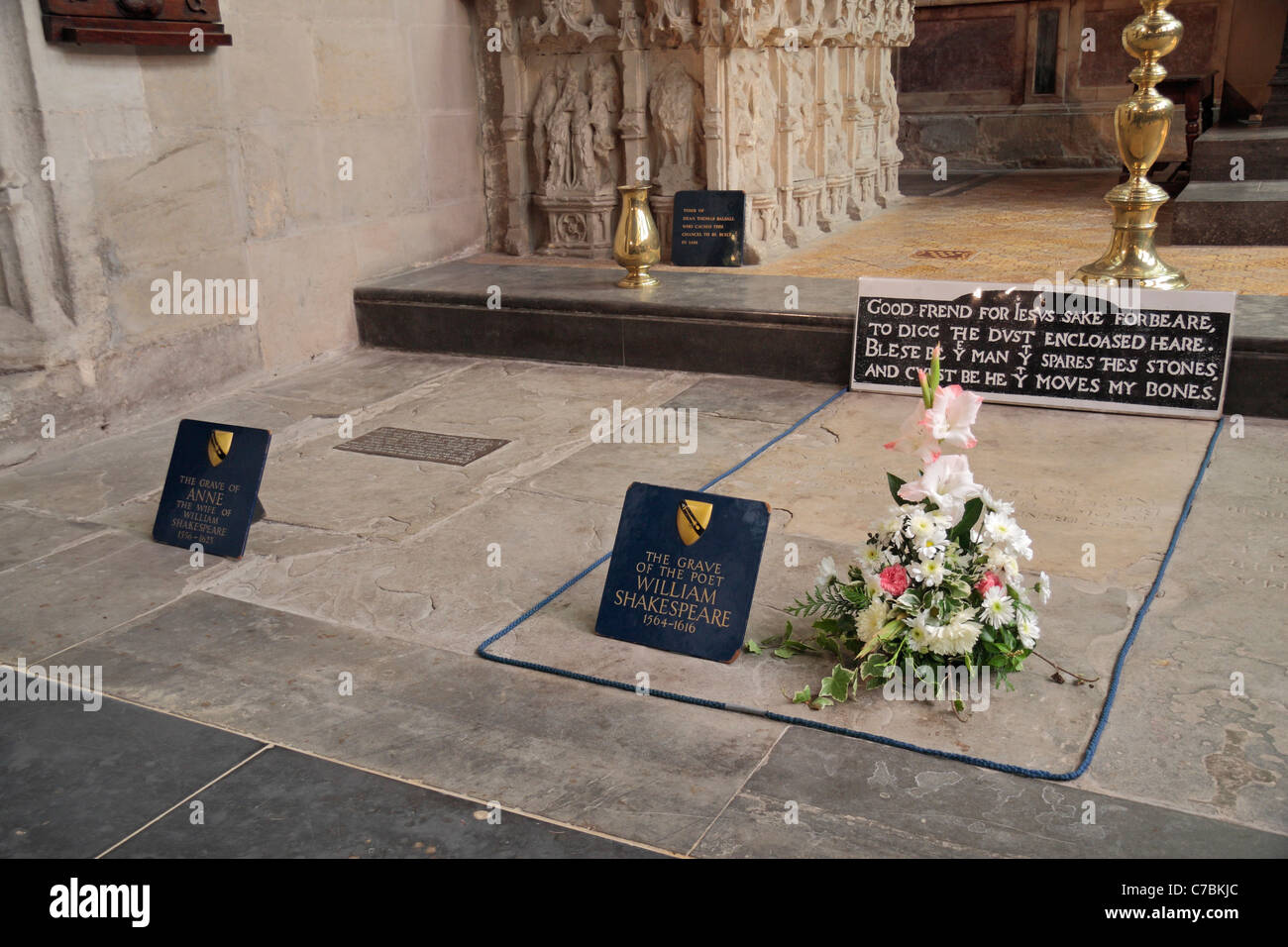 Le tombe di William Shakespeare & la sua moglie Anne nella chiesa della Santa Trinità, Stratford Upon Avon, Warwickshire, Inghilterra, Regno Unito. Foto Stock