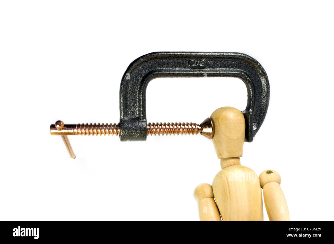 Una chiusura a tenuta di schiacciamento sulla testa di un uomo di legno. Un concetto grande colpo per il mal di testa e stress. Foto Stock