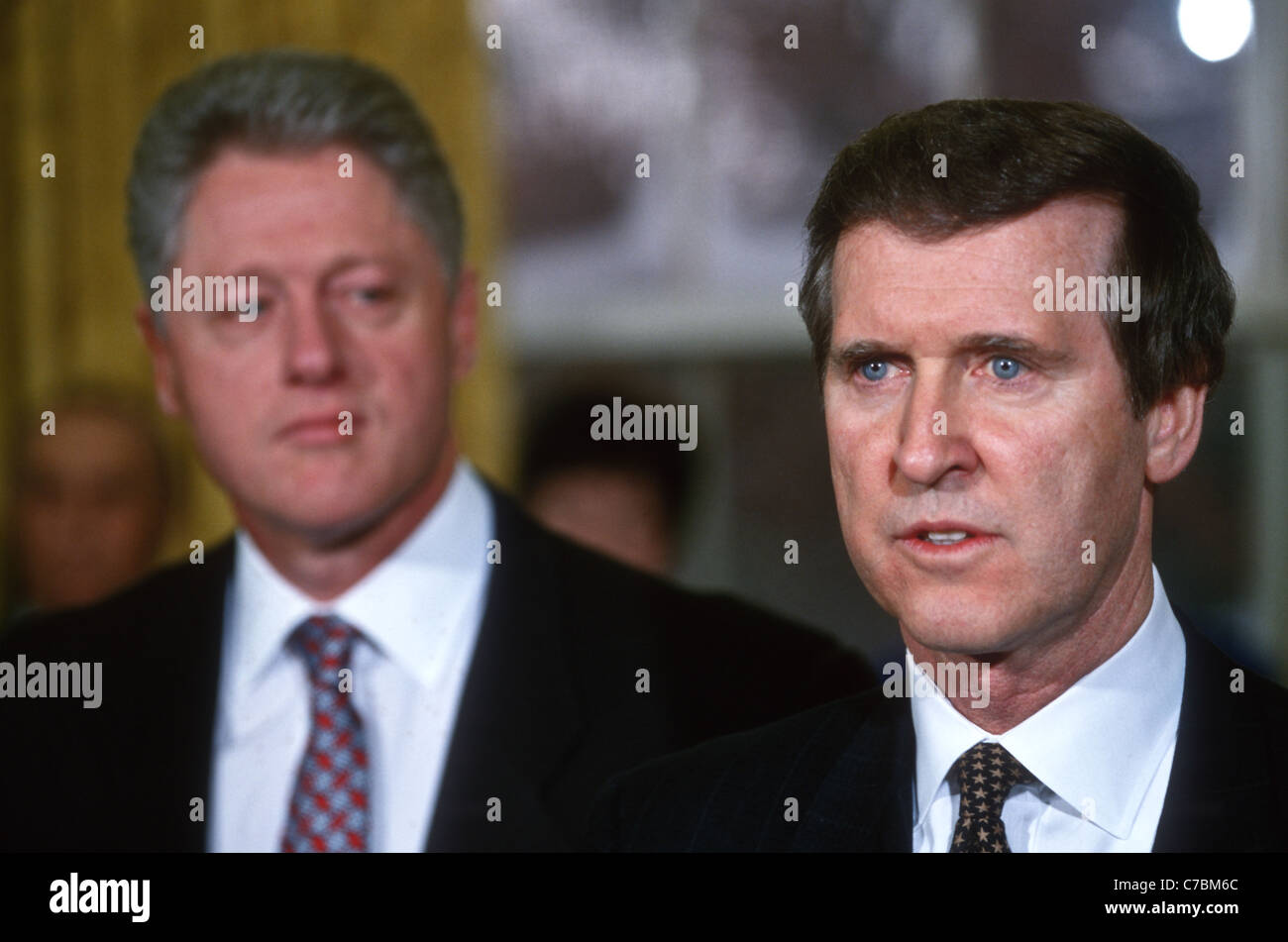 William Cohen fa una dichiarazione dopo essere stato prestato giuramento come segretario alla difesa come il Presidente Bill Clinton si affaccia su Foto Stock