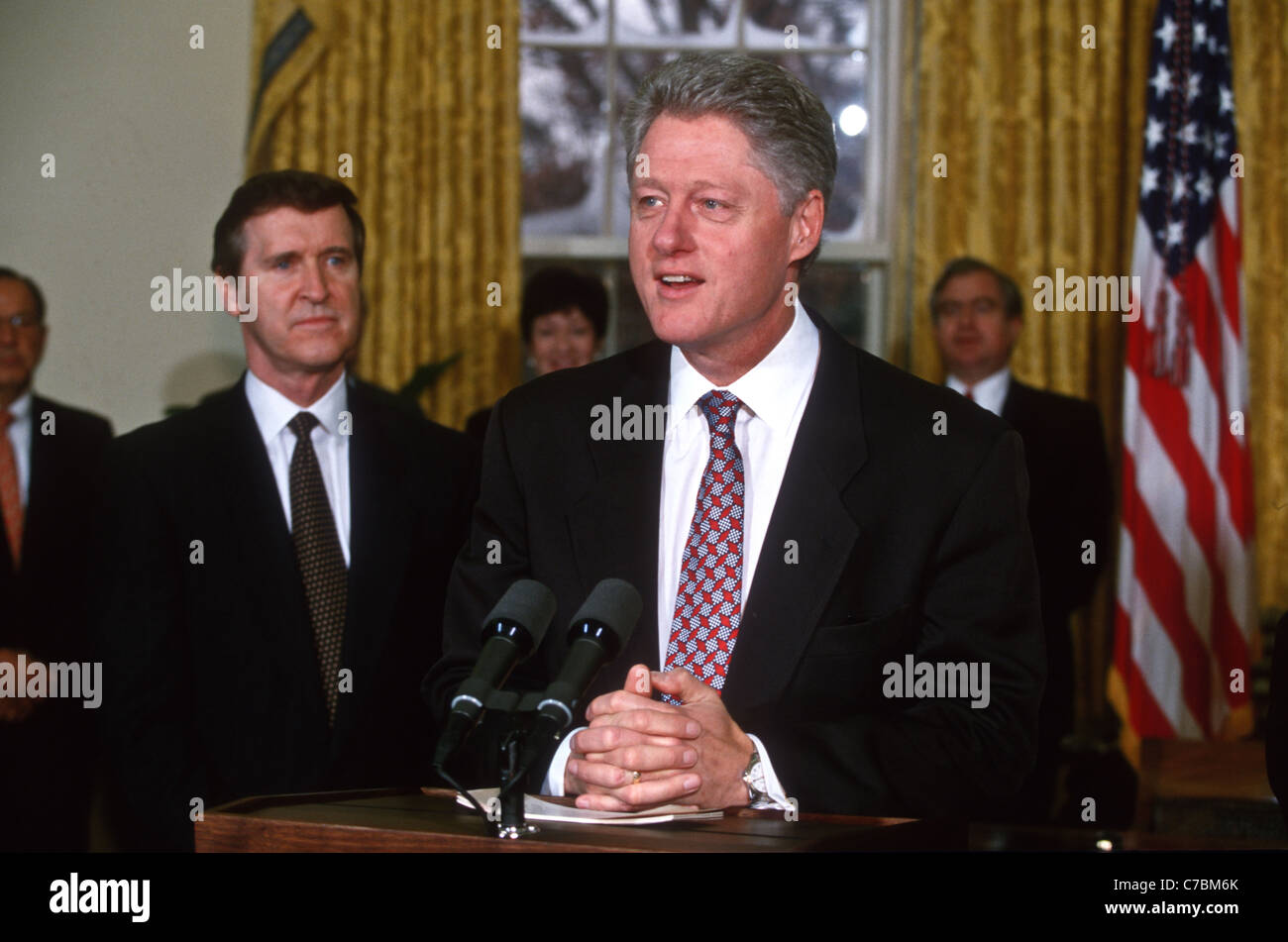Il presidente Bill Clinton fa una dichiarazione dopo William Cohen è giurato come segretario alla difesa Foto Stock