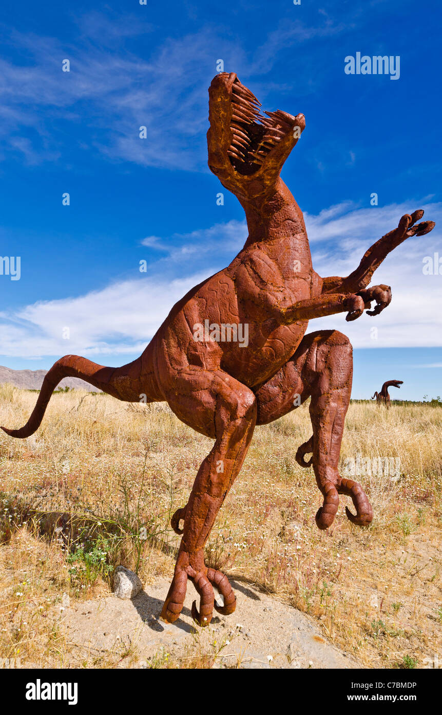 Metallo sculture raptor da Ricardo Breceda a Prati Galleta station wagon, Borrego Springs, California USA Foto Stock