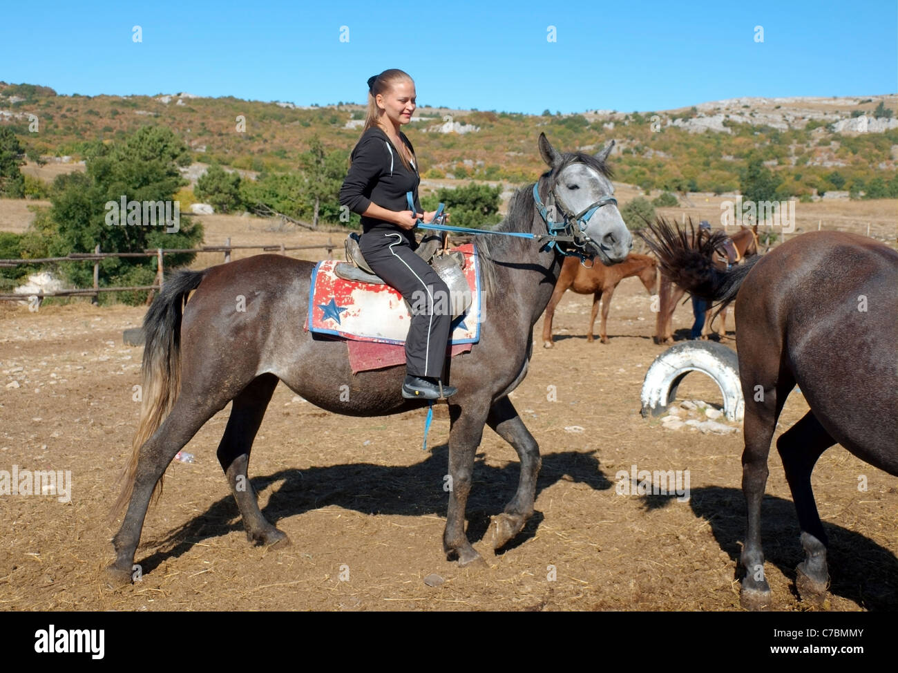 La donna è a cavallo di un cavallo Foto Stock